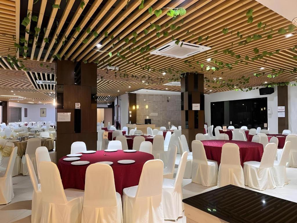 D Arc Hotel Кота-Кинабалу Экстерьер фото